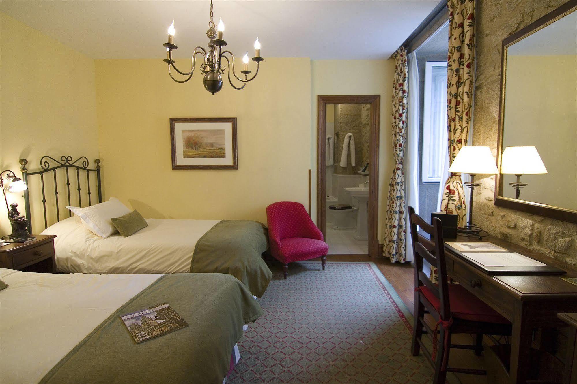 Hotel Virxe Da Cerca By Pousadas De Compostela Сантяго де Компостела Стая снимка